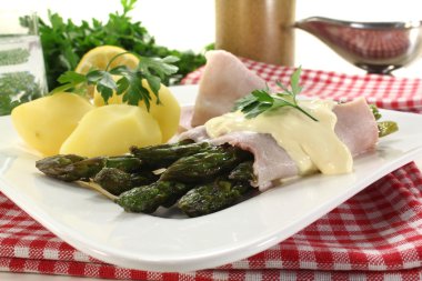 kuşkonmaz, patates ve hollandaise sosu ile