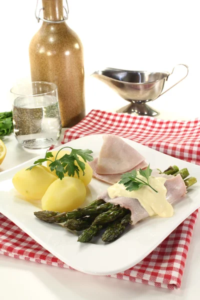 Asparagus with hollandaise sauce and parsley — Stock Photo, Image