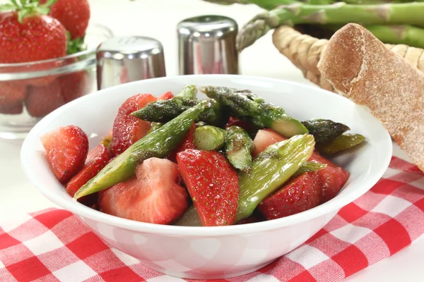 아스파라거스 딸기 샐러드 — 스톡 사진