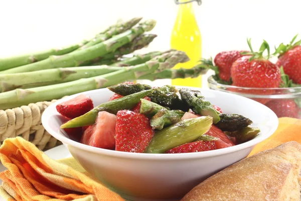 Salade van asperges aardbei — Stockfoto