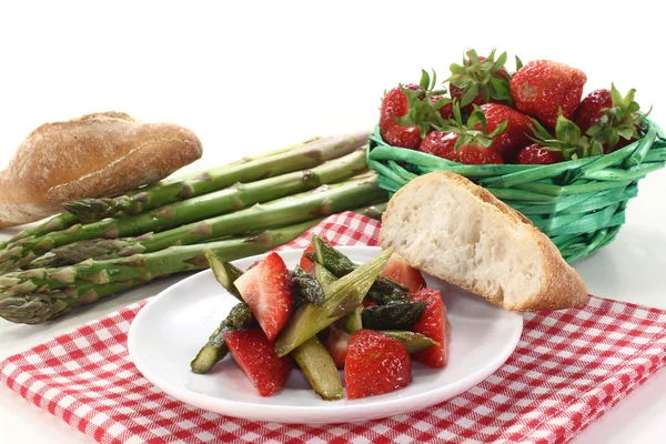 Asparagus strawberry salad — Stock Photo, Image