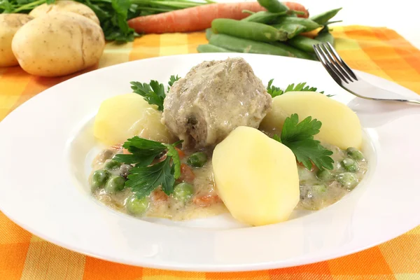 Kapari ile beyaz soslu pişmiş köfte — Stok fotoğraf