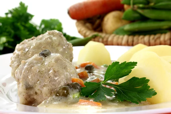 Kapari ile beyaz soslu pişmiş köfte — Stok fotoğraf
