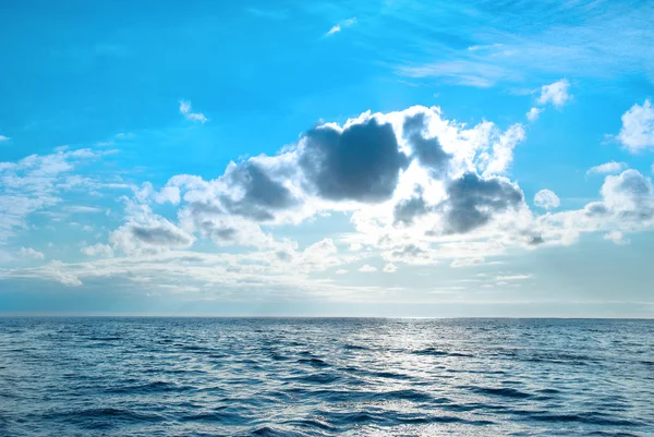 Paisagem marinha com nuvens — Fotografia de Stock