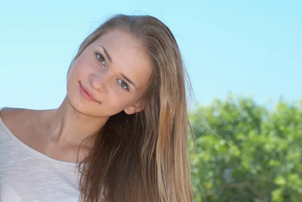 Schöne blonde Mädchen im Freien — Stockfoto