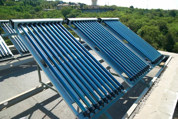 Vakuum-Solaranlage zur Warmwasserbereitung — Stockfoto