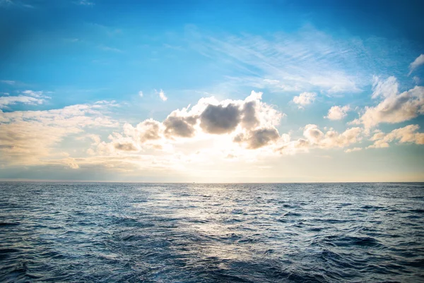 Paisagem marinha com nuvens — Fotografia de Stock
