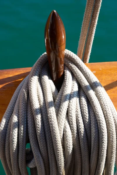 Яхти в мотузки і снасті — стокове фото