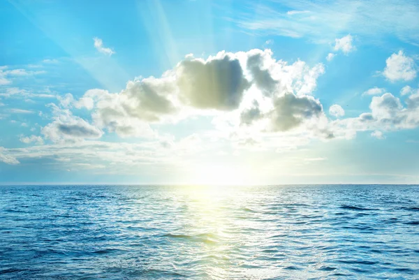 Морской пейзаж с облаками — стоковое фото