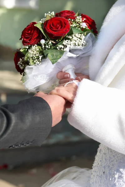 Μια νύφη και το γαμπρό μια ανθοδέσμη — Φωτογραφία Αρχείου