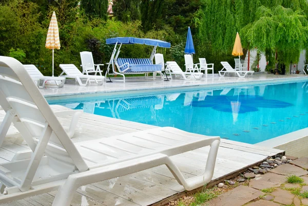 Zwembad in het hotel — Stockfoto
