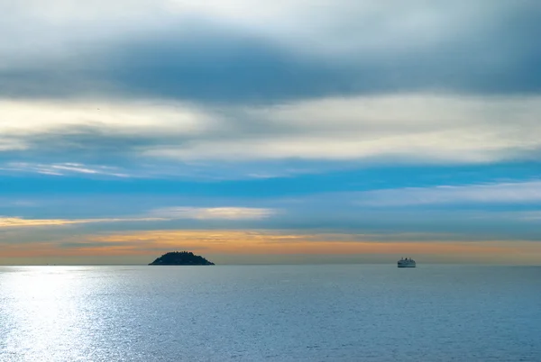 Malý ostrov v moři. — Stock fotografie