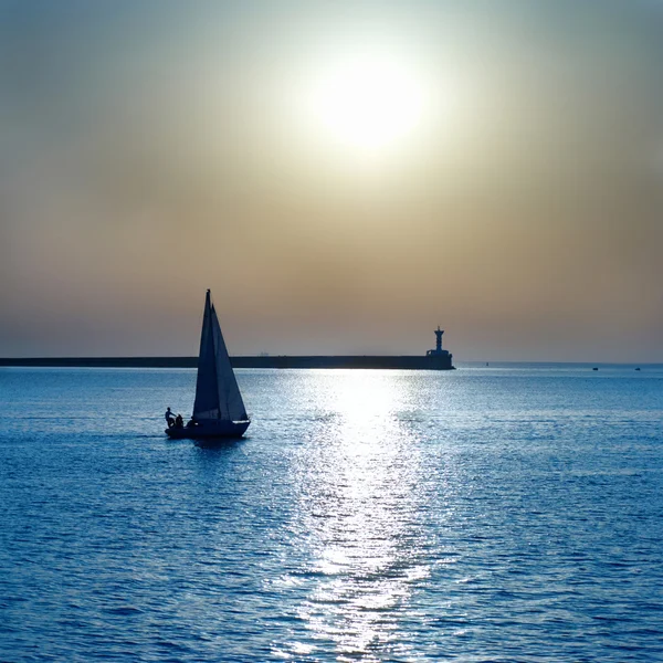 Sail boat against sunset — Stock Photo, Image