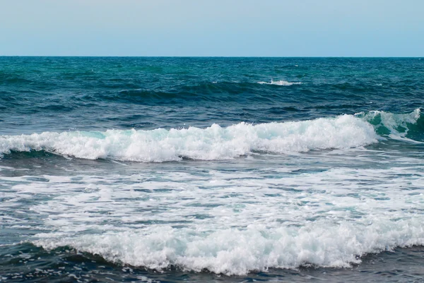 Deniz, dalgalar ve bulutlar — Stok fotoğraf