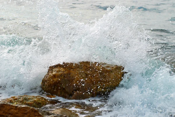 波覆盖岩石 — 图库照片