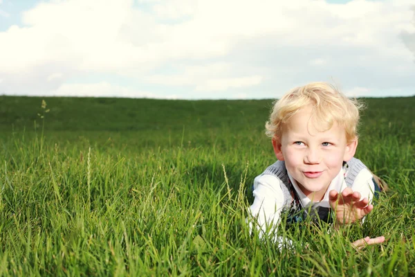 Glad liten pojke visar uppskattning — Stockfoto