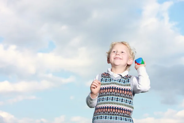 Glad liten pojke kastar en boll — Stockfoto