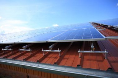 Çatıya yerleştirilen güneş panelleri