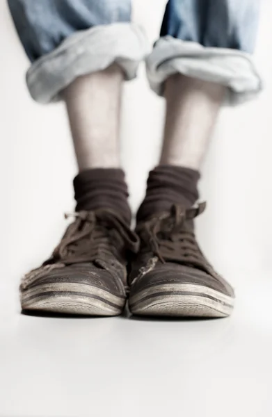 Piernas con un par de zapatos — Foto de Stock