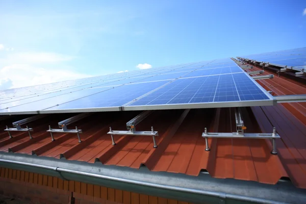 Panneaux solaires placés sur le toit Image En Vente