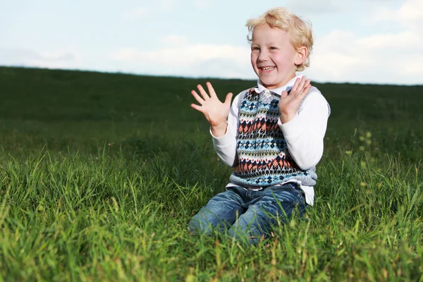Liten pojke klappar händerna i glee — Stockfoto