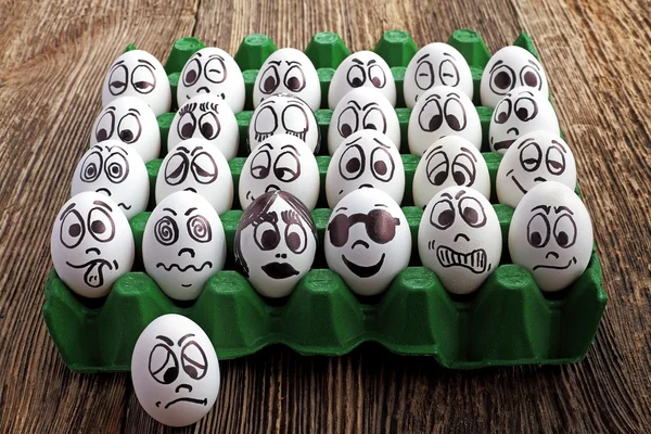 Ovos brancos e muitas caras engraçadas — Fotografia de Stock