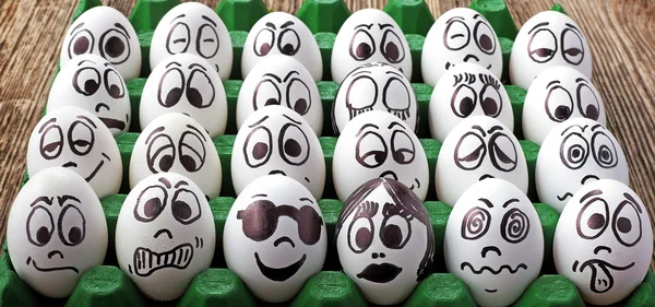 Huevos blancos y muchas caras divertidas —  Fotos de Stock