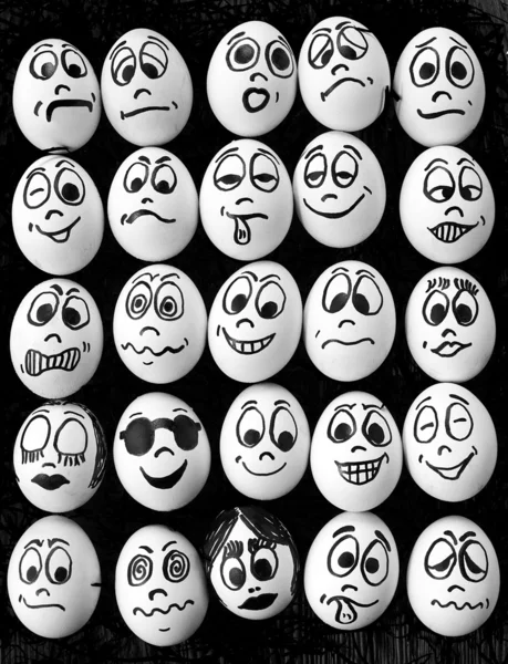 Białe jajka oraz wiele śmieszne twarze — Zdjęcie stockowe