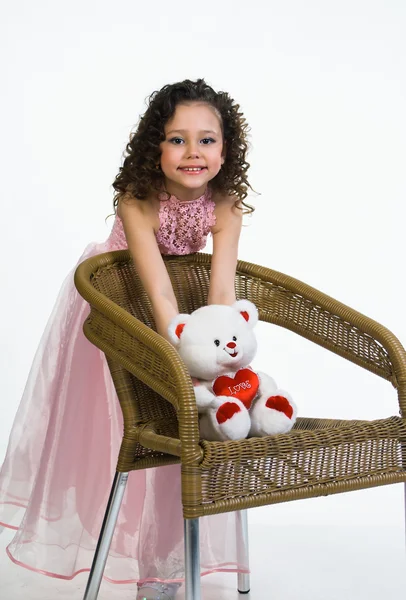 Chica bonita con un oso de peluche blanco —  Fotos de Stock
