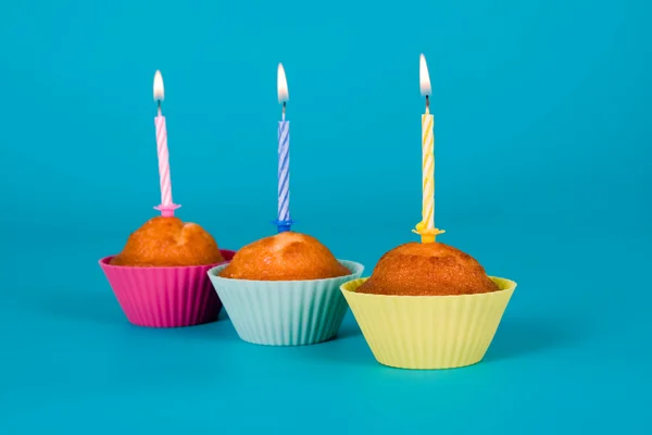 Ünnepi cupcakes a gyertyák — Stock Fotó