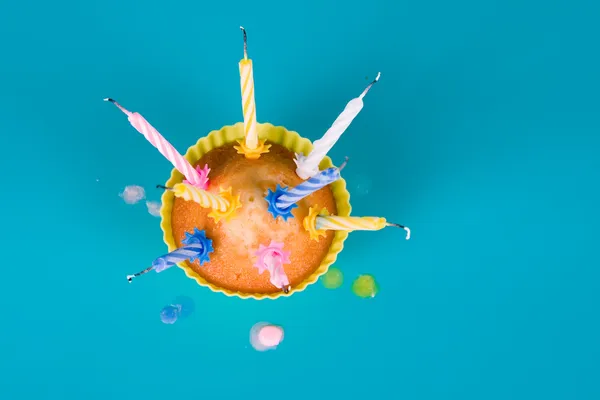 Cupcake festivo con candele soffiate — Foto Stock
