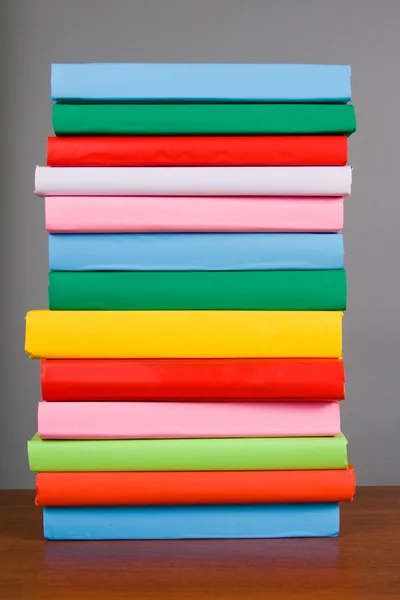 Renkli kitap yığını — Stok fotoğraf