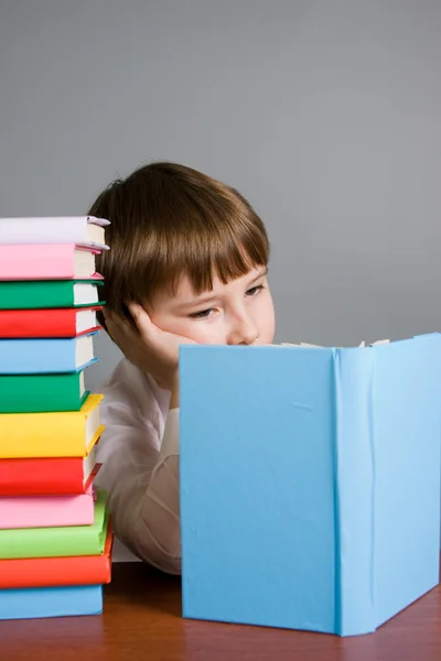 Rapaz lê um livro — Fotografia de Stock
