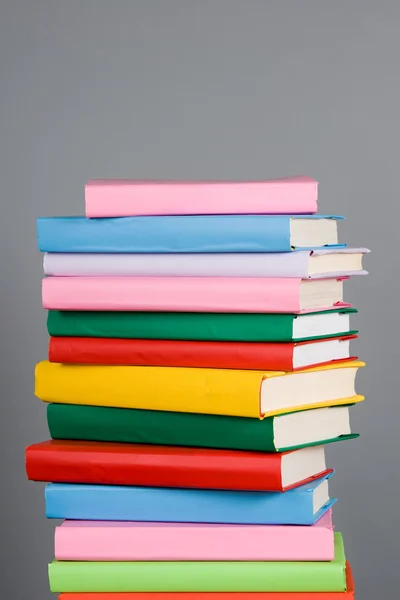 Стопка красочных книг — стоковое фото
