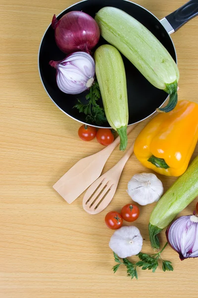 Свежие овощи и кухонные принадлежности — стоковое фото