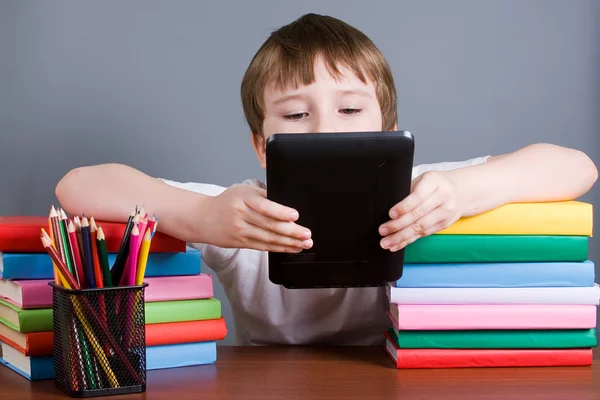 Мальчик с электронной книгой — стоковое фото