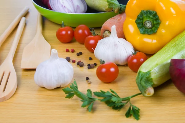 Свіжі овочі та кухонне начиння — стокове фото