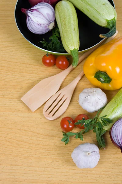 Čerstvá zelenina a kuchyňské potřeby — Stock fotografie