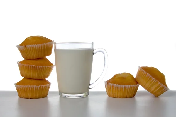 Glas Milch und Cupcakes — Stockfoto