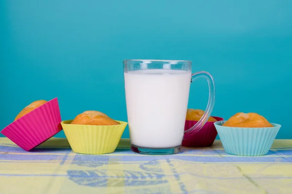 Glass of milk and cupcakes — Stock Photo, Image