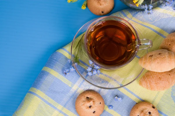 クロワッサンと紅茶 — ストック写真