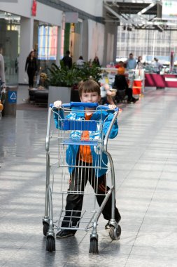 bir alışveriş arabası ile çocuk