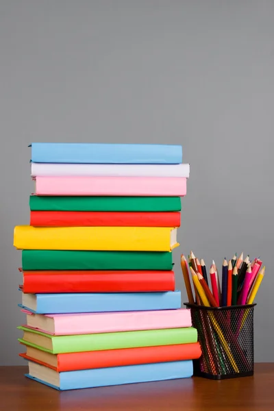 Crayons sur la pile de livres — Photo