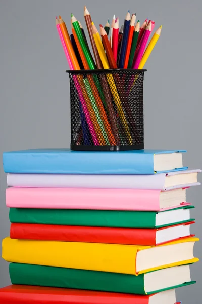 Lápis na pilha de livros — Fotografia de Stock
