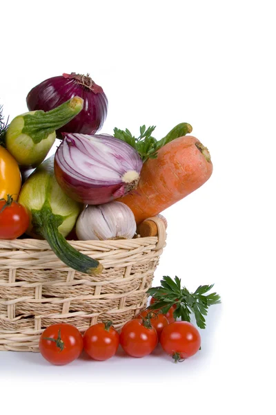 Färska grönsaker i korgen — Stockfoto