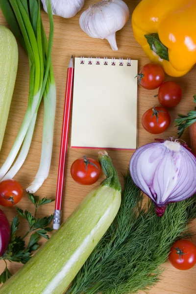 Φρέσκα λαχανικά και ένα σημειωματάριο — Φωτογραφία Αρχείου