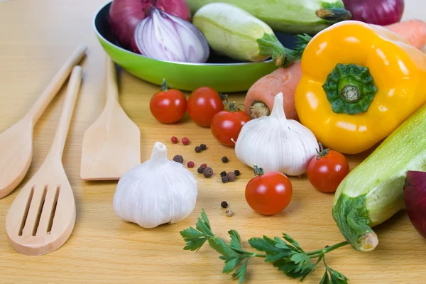 Färska grönsaker och köksredskap — Stockfoto