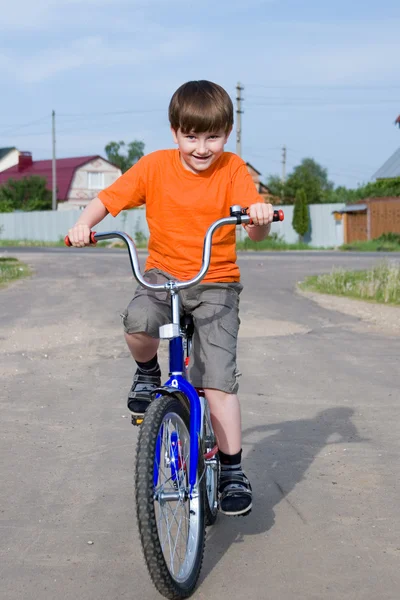 这辆自行车的男孩 — 图库照片