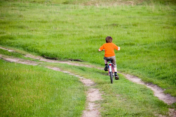 Junge mit dem Fahrrad — Stockfoto