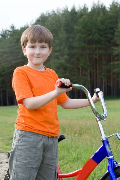 这辆自行车的男孩 — 图库照片